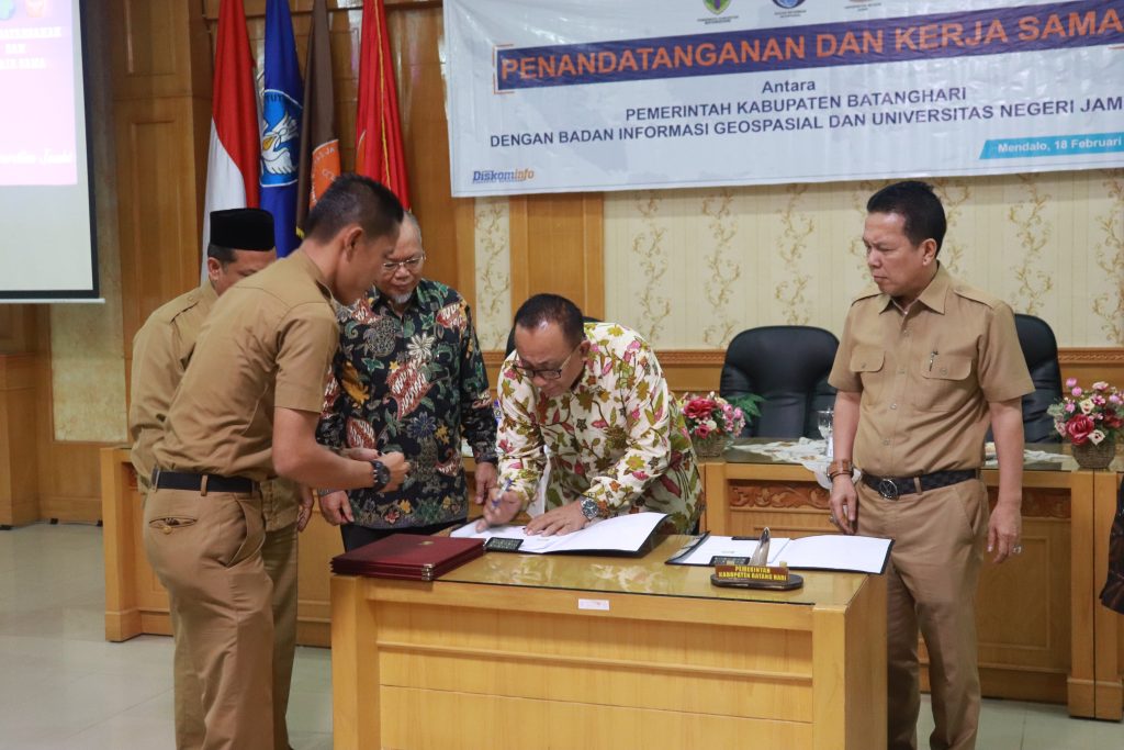 Rektor Tandatangani Kerjasama dengan Bupati Batanghari dan Badan